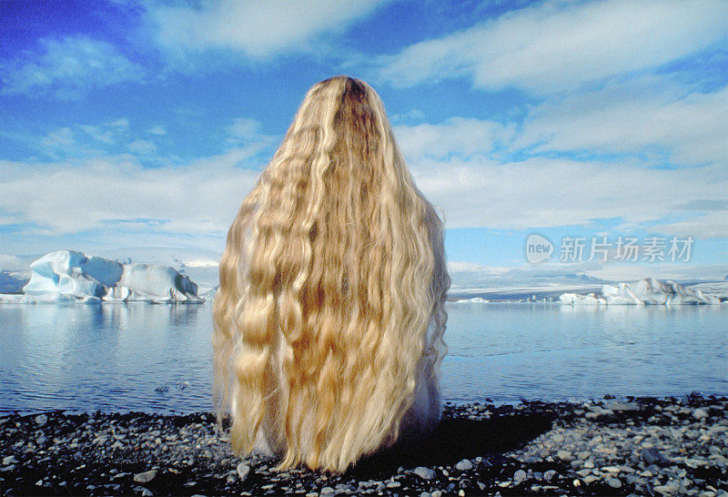 美丽的冰岛风景和长金发的女人欣赏它