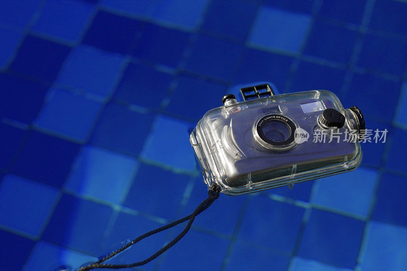 游泳池里的相机
