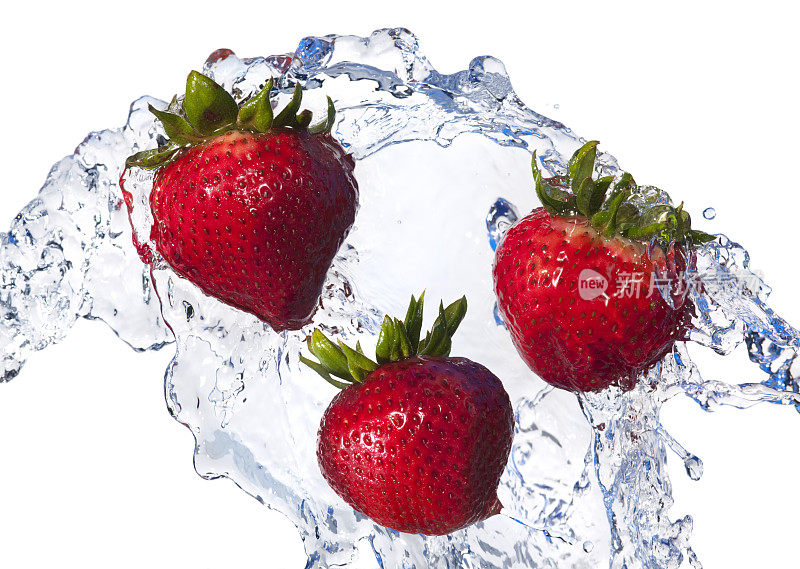 新鲜水果，三个红草莓在水中抛，白色背景