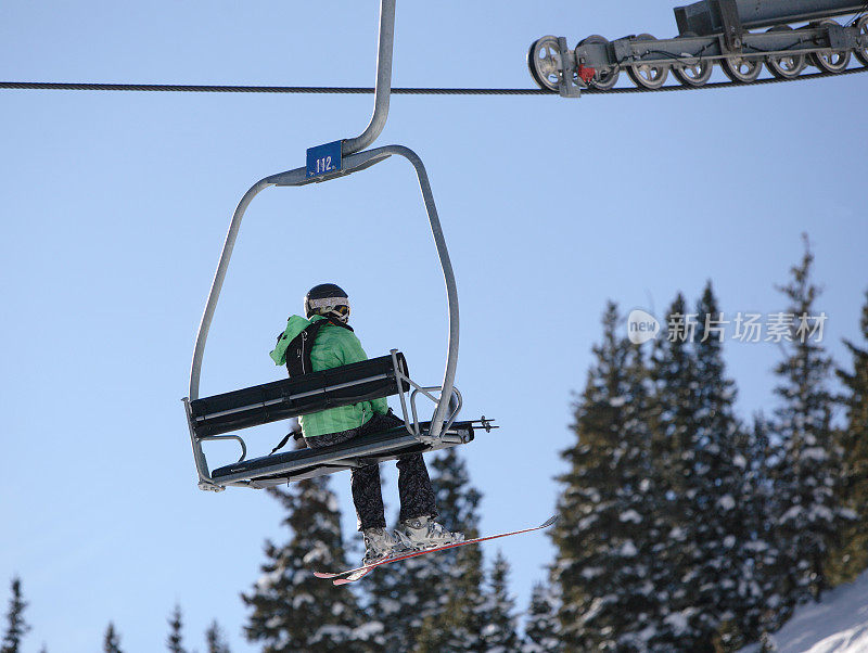 有天空和树木的滑雪缆车上的女人