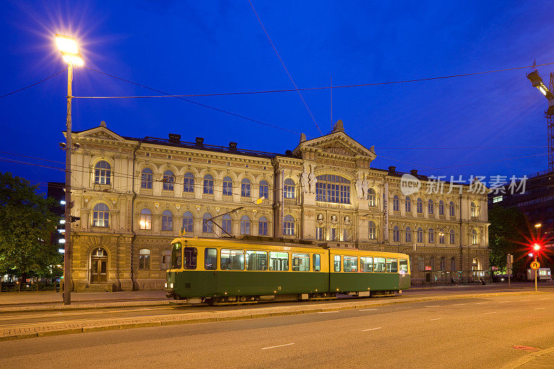 芬兰赫尔辛基的经典有轨电车和Ateneum夜景
