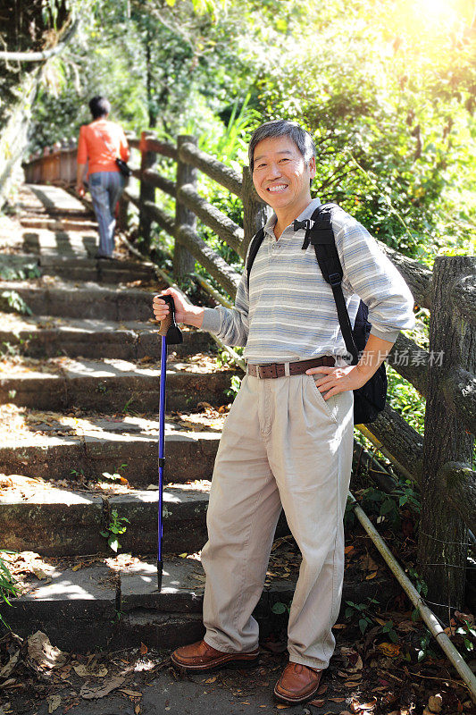 老年夫妇在森林山徒步旅行