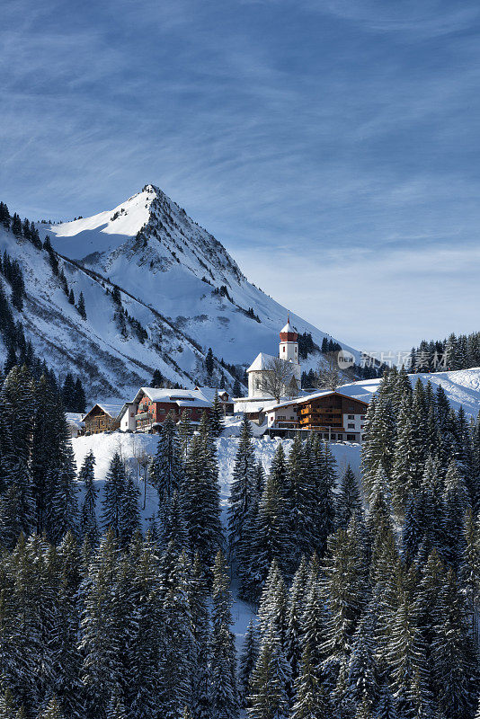 雪山中的小村庄