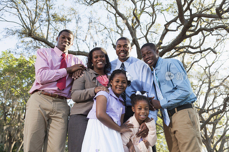 有四个孩子的非裔美国家庭