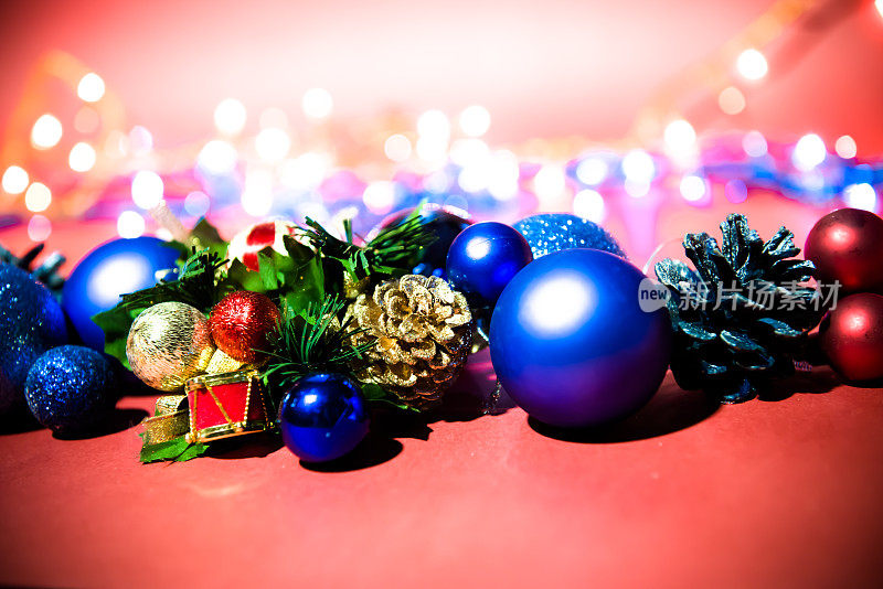 圣诞装饰品，装饰物，蜡烛和闪闪发光的灯在圣诞夜