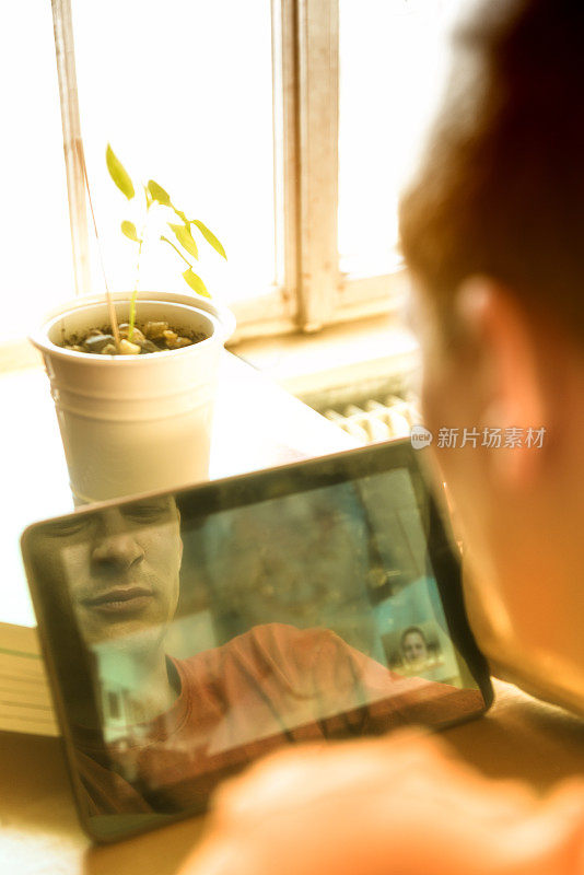 一个年轻人在和他父亲通过skype聊天