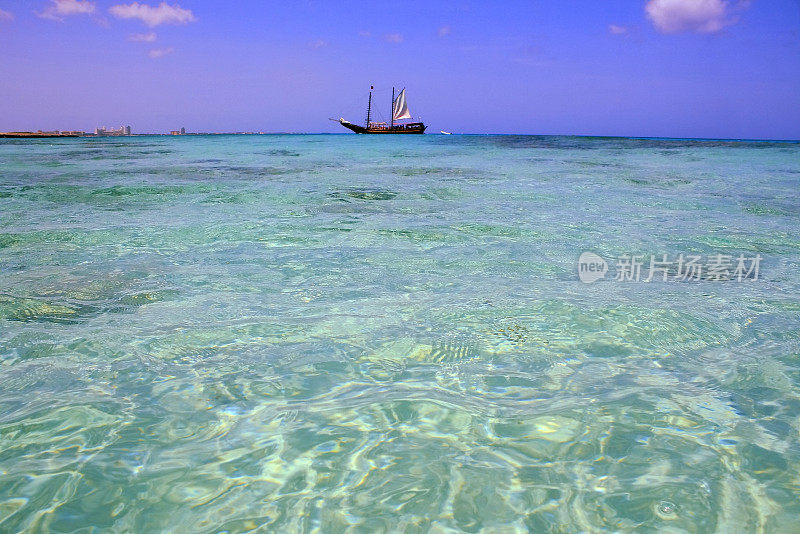 带船的岚溪海滩，阿鲁巴-加勒比海蓝色大海