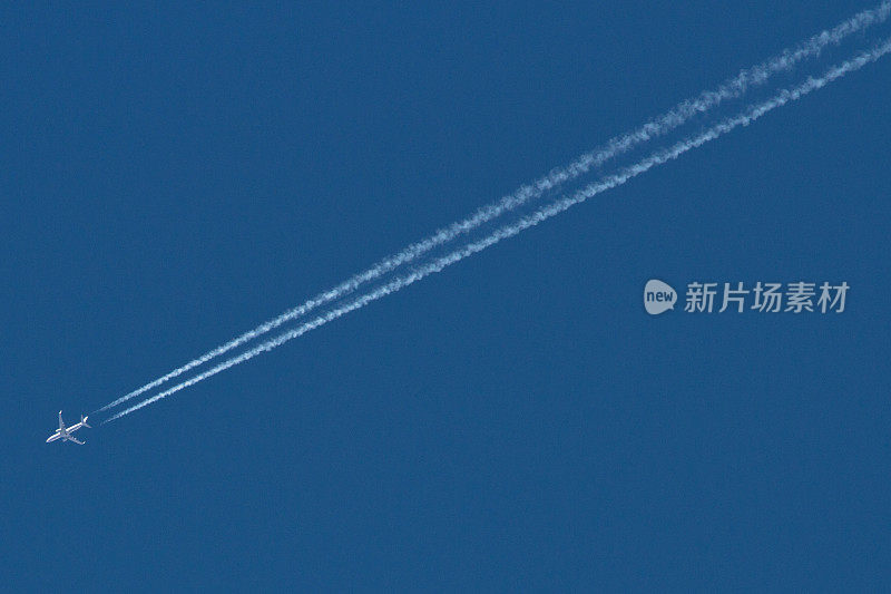 飞机的蒸汽在空中留下痕迹