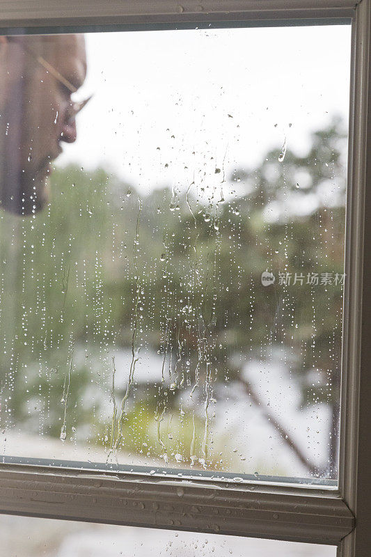 雨打在窗户上。