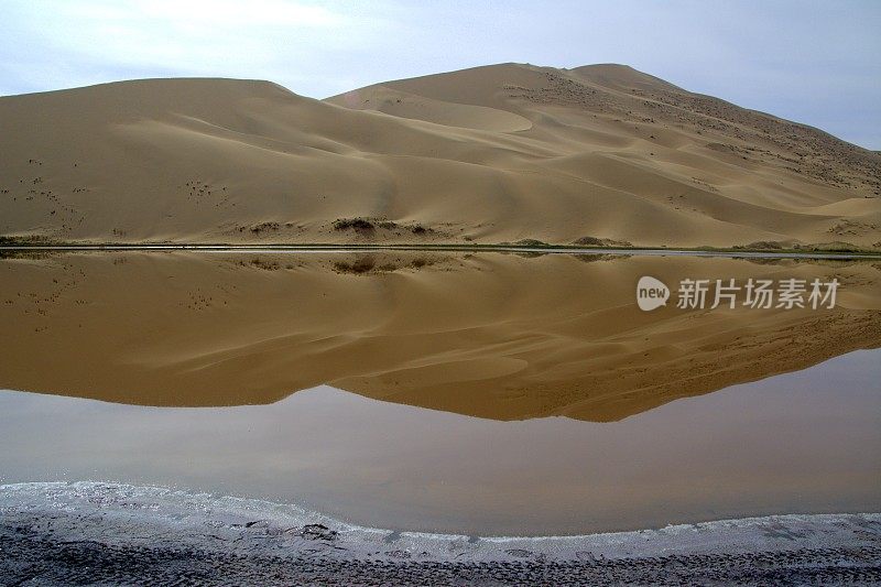 内蒙古巴丹吉林沙漠湖泊倒映沙丘