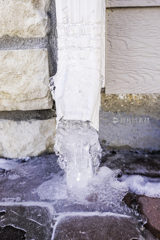 在暴风雪中，水管里的水变成了冰