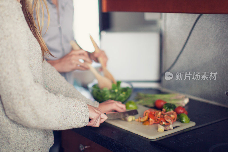 夫妇俩做饭