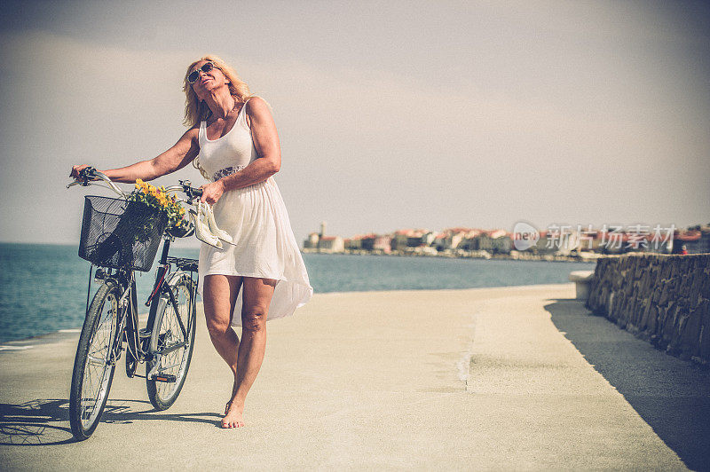 骑自行车的成熟女人