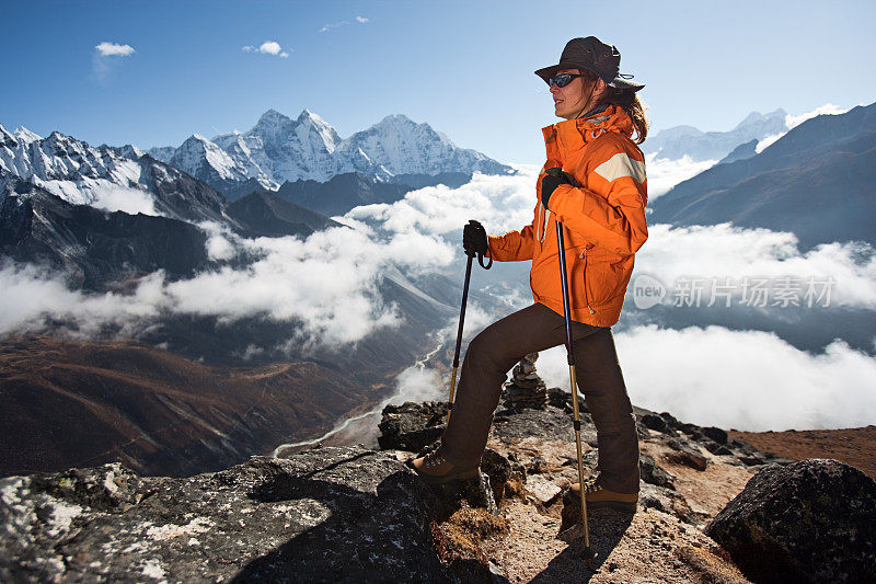 尼泊尔，珠穆朗玛峰国家公园山顶上的一名妇女