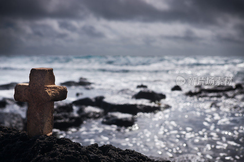 崎岖的夏威夷风景和象征意义的十字架。