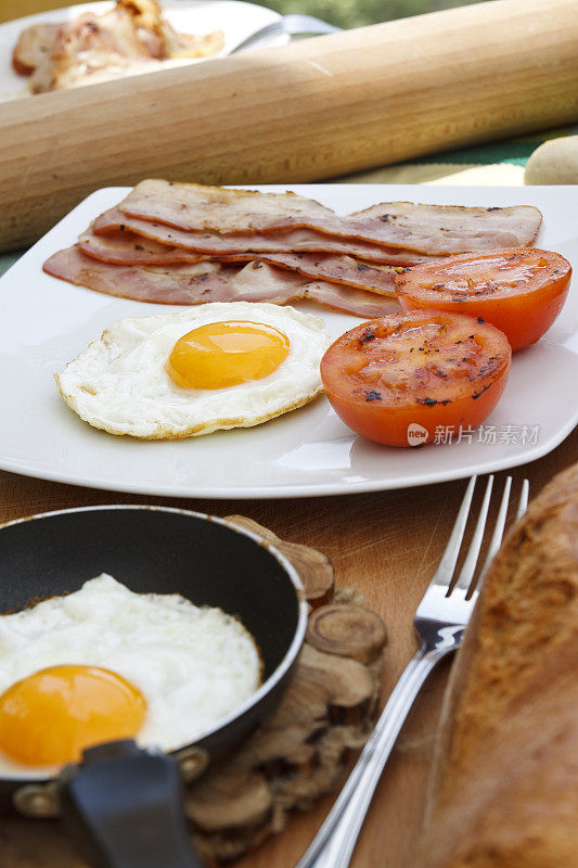 英式早餐，鸡蛋，培根，西红柿和面包