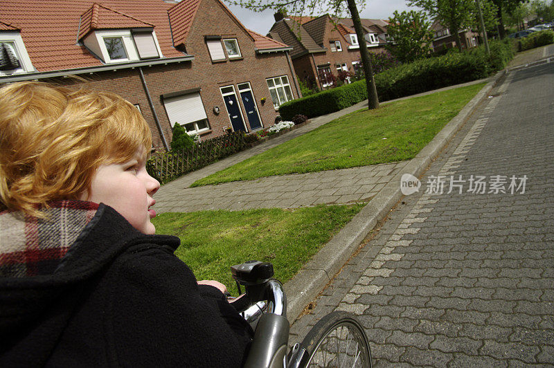 红头发的孩子坐在自行车上