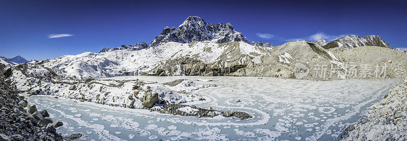 冰川冰蓝色的湖全景雪山山峰喜马拉雅山尼泊尔