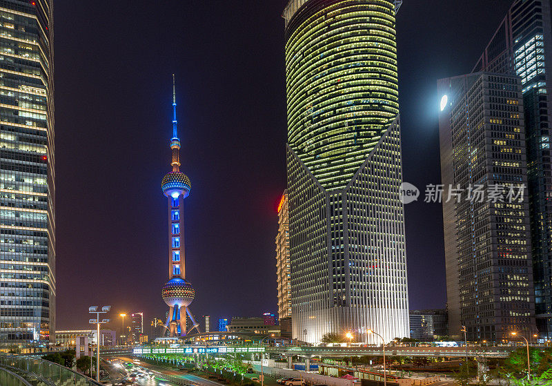 上海现代都市，浦东段有明珠塔