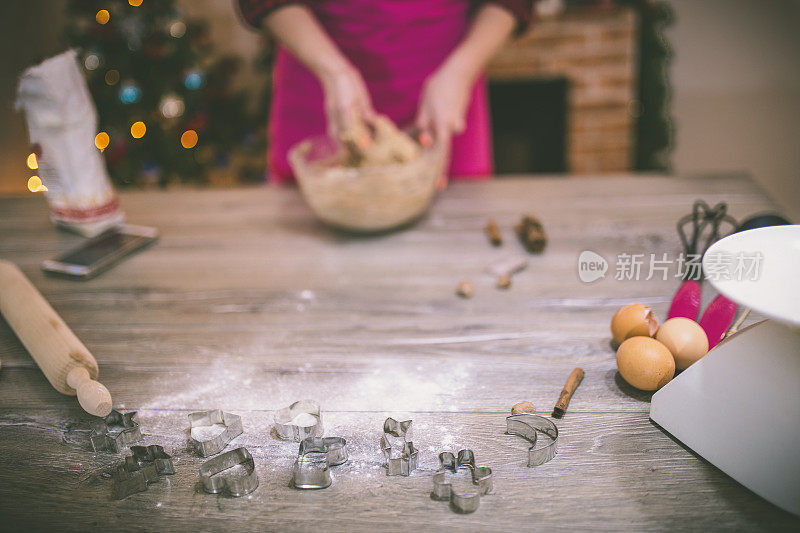 做姜饼和饼干的女人