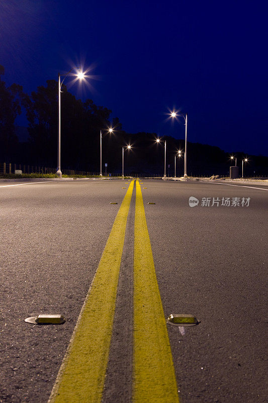 空无一人的道路