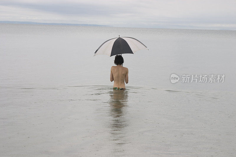 海滩上的雨天。