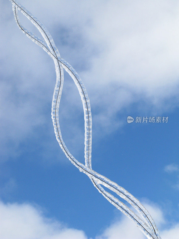 冰雪覆盖的电线和天空。