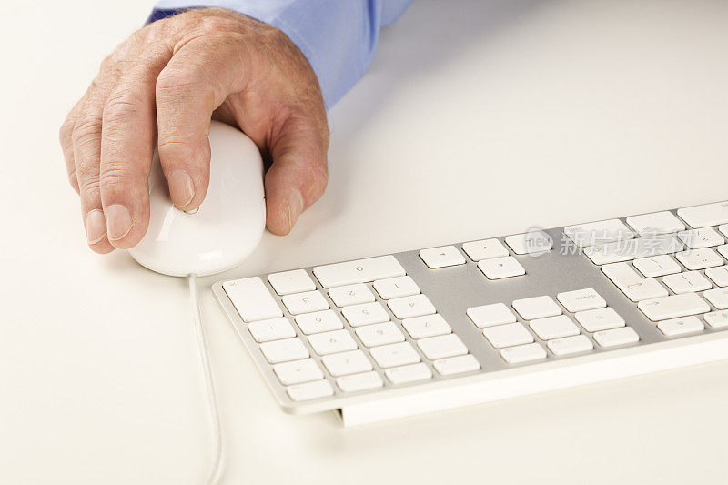 手上的现代计算机鼠标和键盘。