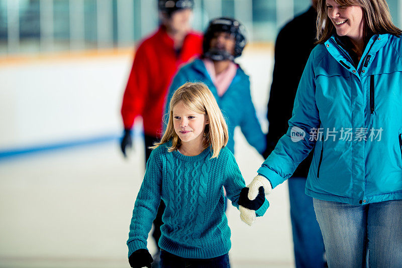 母亲和女儿溜冰