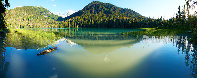 美丽的自然湖与山