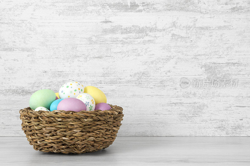 复活节彩蛋在白色木制桌子的背景