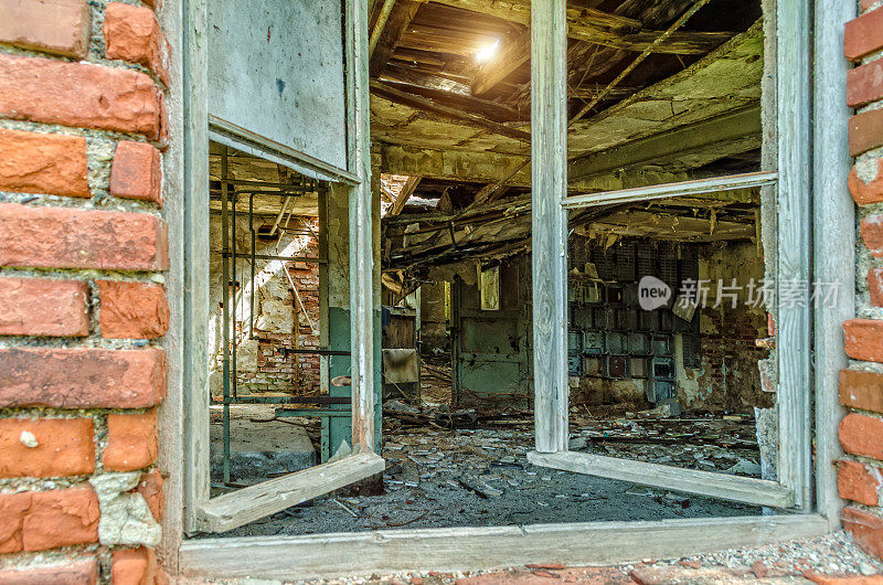 一个被破坏的旧工厂的废墟-城市摄影