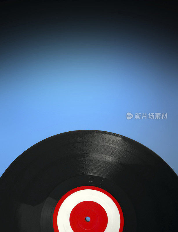 彩色复古黑胶唱片与蓝色背景。