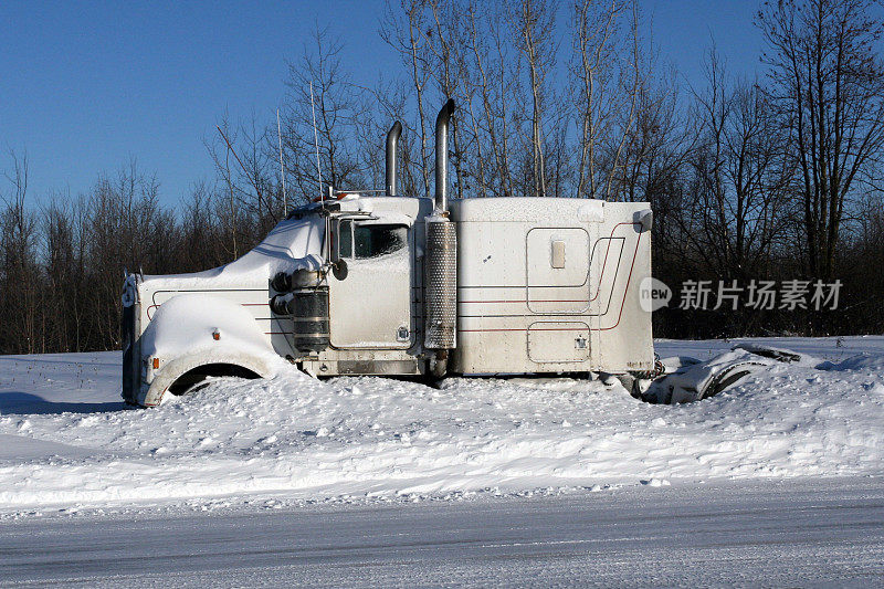 拖拉机拖车在暴风雪后被困在雪中