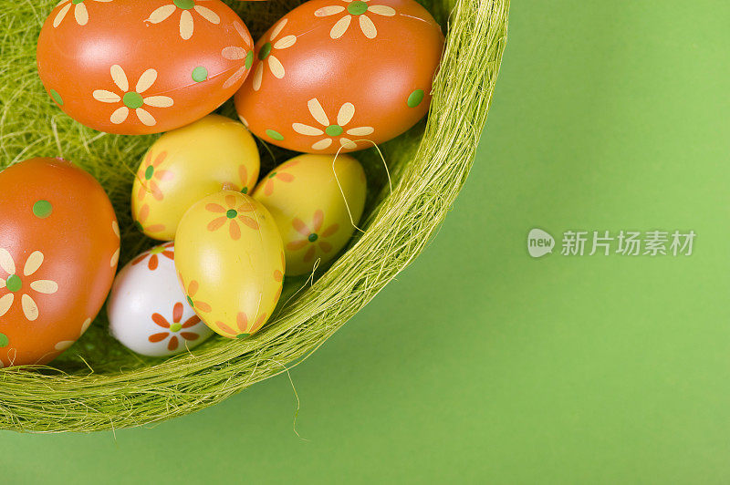 篮子里有五颜六色的复活节彩蛋