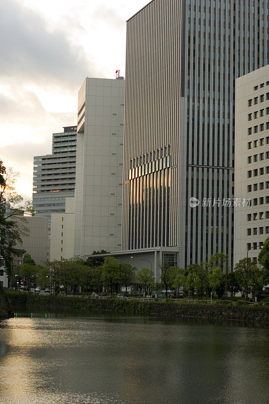 沿着护城河的建筑物