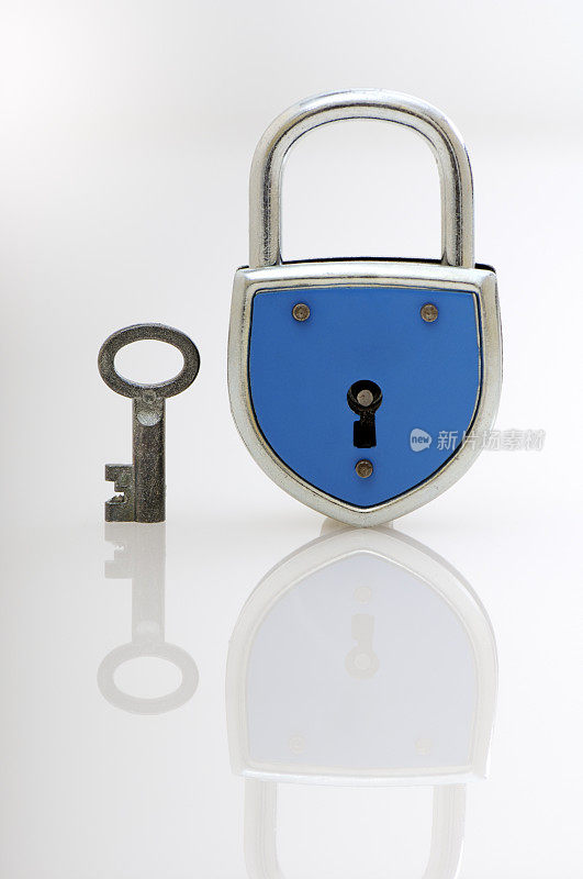 蓝色挂锁和钥匙