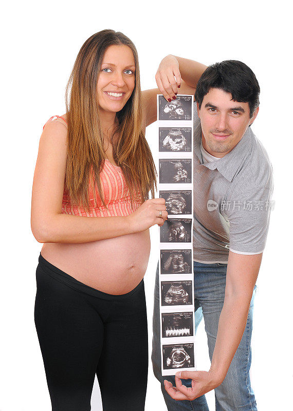 怀孕的白人女人与赤裸的腹部微笑的丈夫