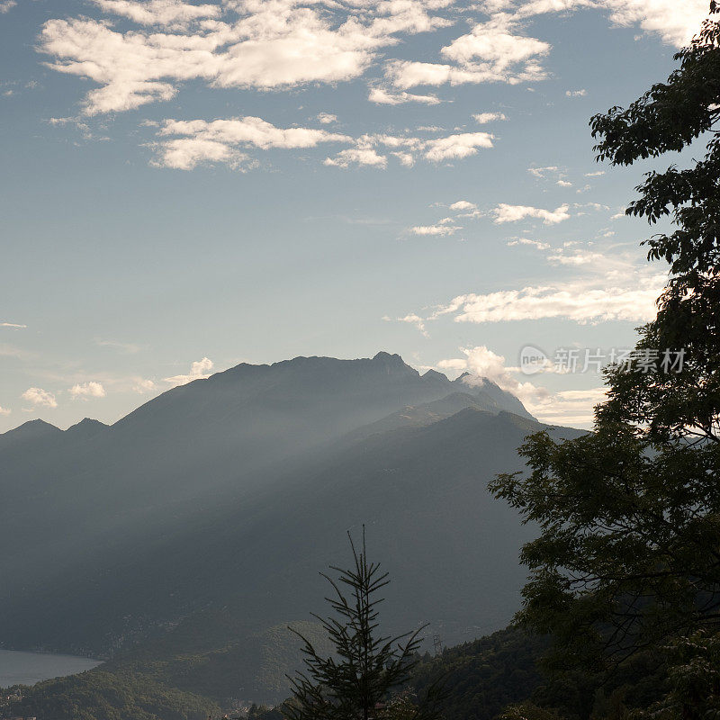 最后的阳光划过群山