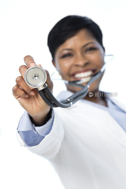 手持听诊器的女医生