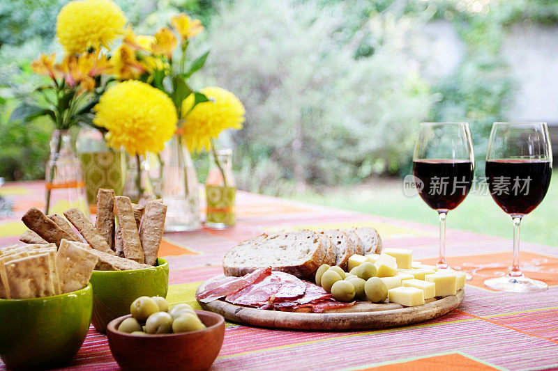 宴会桌上有黄花，葡萄酒，花园自助餐