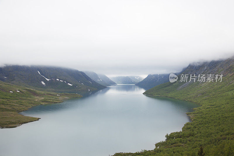 挪威山上的一个多雾的湖泊。
