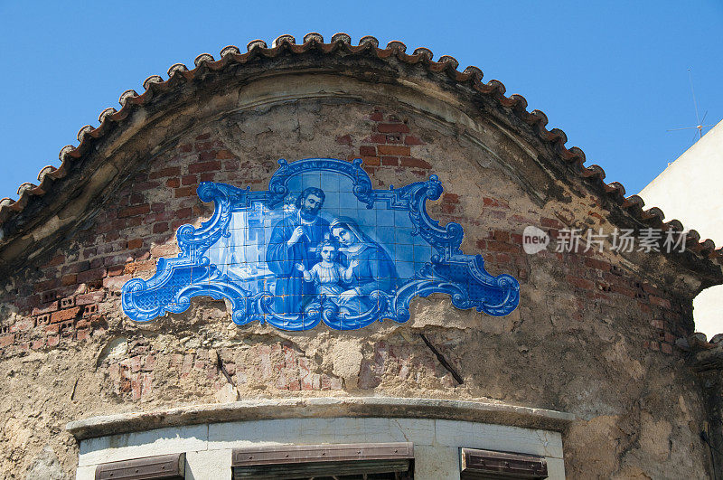 葡萄牙里斯本老房子正面的宗教装饰
