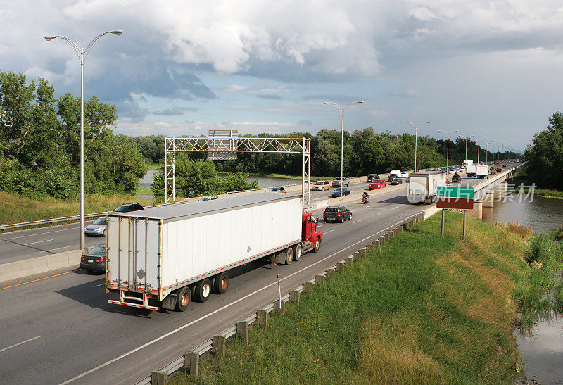 公路交通上的卡车