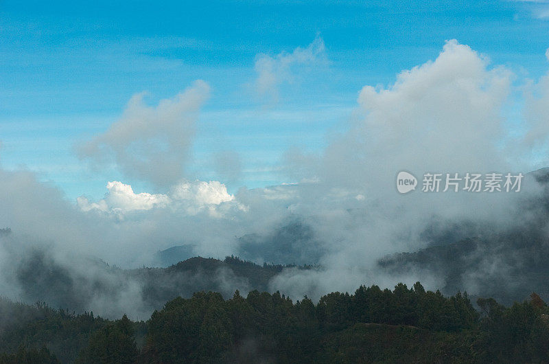 山脉上空不同阴影的云