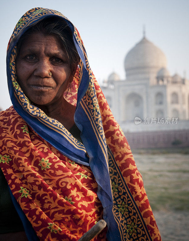 传统的印度女人在泰姬陵前。
