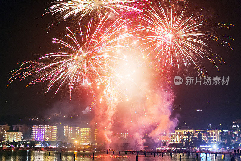 海边旅游胜地的除夕焰火表演