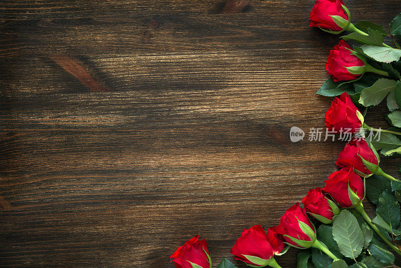 红玫瑰在木制背景与复制空间