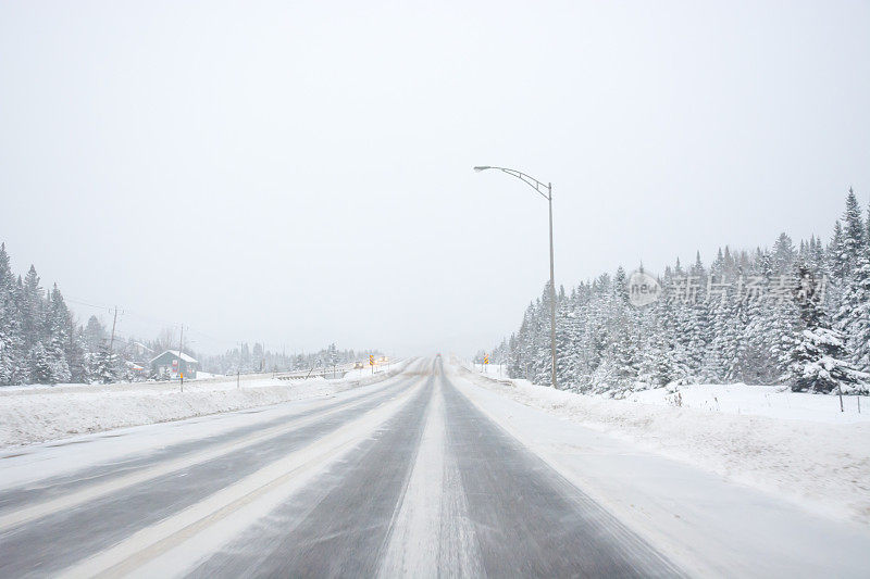 暴风雪的高速公路