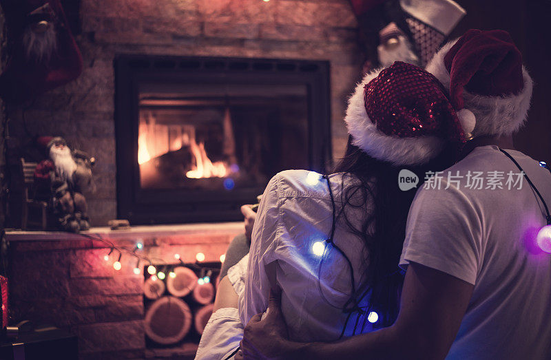 圣诞的爱在壁炉旁